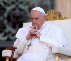 البابا يدين الإجهاض وتأجير الأرحام باعتبارهما ضد الكرامة الإنسانية