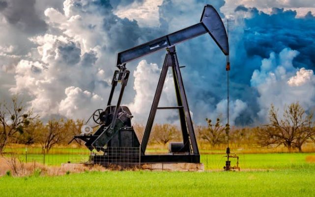 النفط يهبط 1% مع زيادة مخزونات الخام الأمريكية