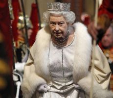 الملكة إليزابيث الثانية تستغني عن الفرو الحقيقي