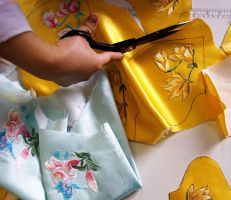 مصممة أزياء صينية تصنع كمامات من الحرير قابلة لإعادة الاستخدام