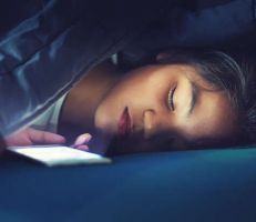 ماهي مخاطر النوم بجوار الهاتف الذكي؟