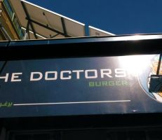 دوكتورز برغر "Doctors Burger" مطعم بنكهة الأدوية والعيادات (فيديو)