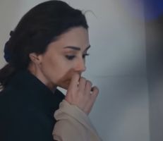 مشهد لـ كاريس بشار في مسلسل “النار بالنار” يثير غضب الجمهور ويعرضها للانتقادات (فيديو)