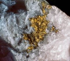السعودية: انطلاق الإنتاج التجاري للذهب في منجم «منصورة ومسرة»