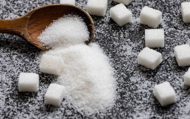 بناءً على طلب من المنتجين المحليين: توصية اللجنة الاقتصادية بفرض ضميمة على مستوردات السكر الأبيض