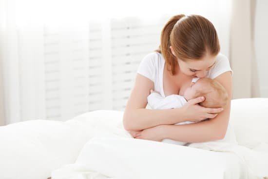 أمريكية تجني 20 ألف دولار من بيع حليب ثديها للأطفال الرضع