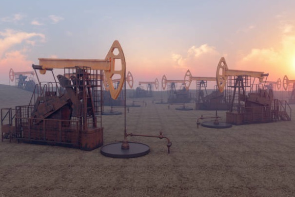 النفط يستقر بعد زيادة مفاجئة في مخزونات الخام الأمريكية
